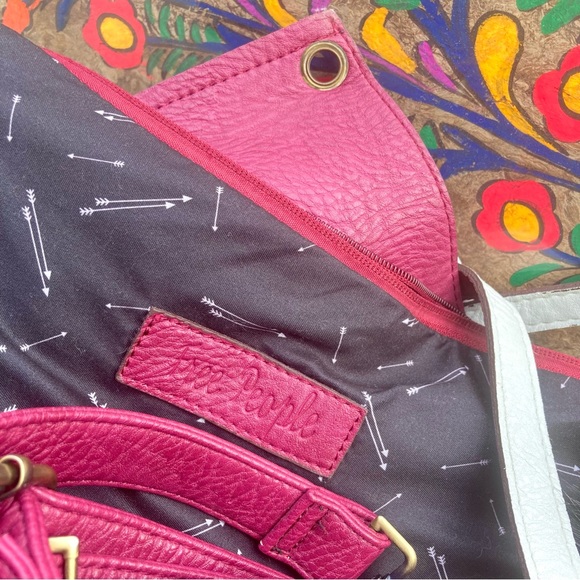 Free People large vegan faux leather reversible raspberry white tote shoulderbag - Picture 4 of 16